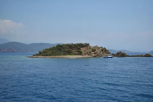 Living Amidst Extremes: Exploring Santa Cruz del Islote - The Most Densely Populated Artificial Island Cover